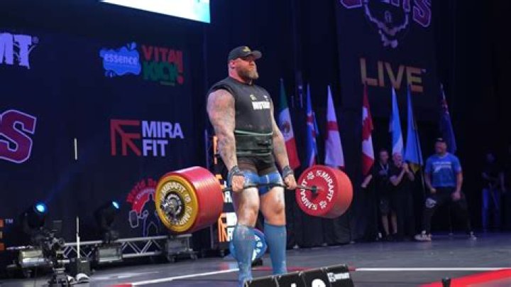 What is the world record for men's deadlift?